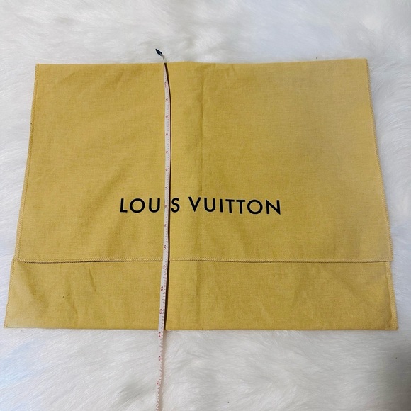 🛑SOLD🛑
Authentic 2 pieces of 14x18 inch Louis Vuitton dust bag - Picture 5 of 5